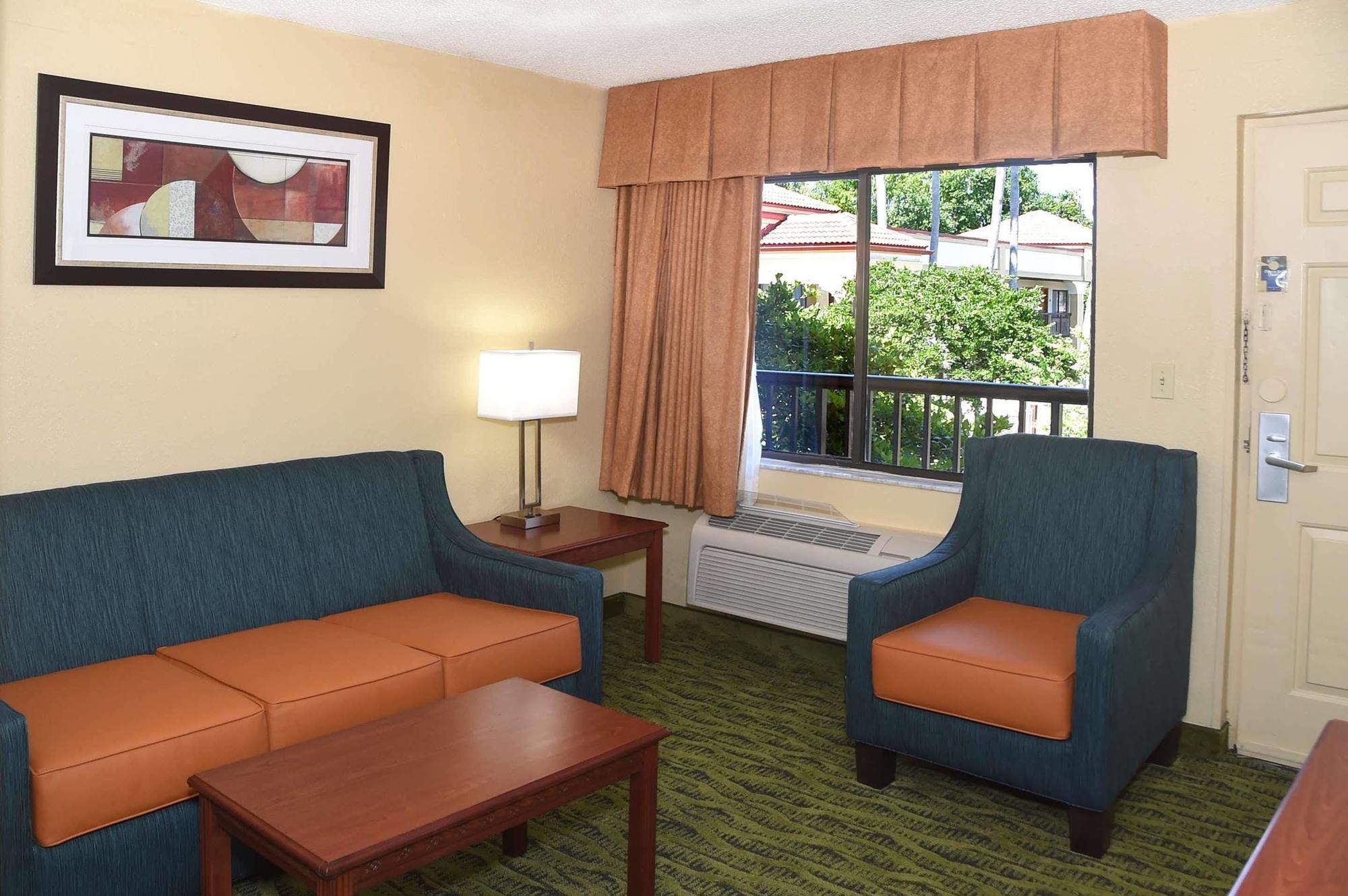 Best Western Orlando East Inn & Suites Exterior photo