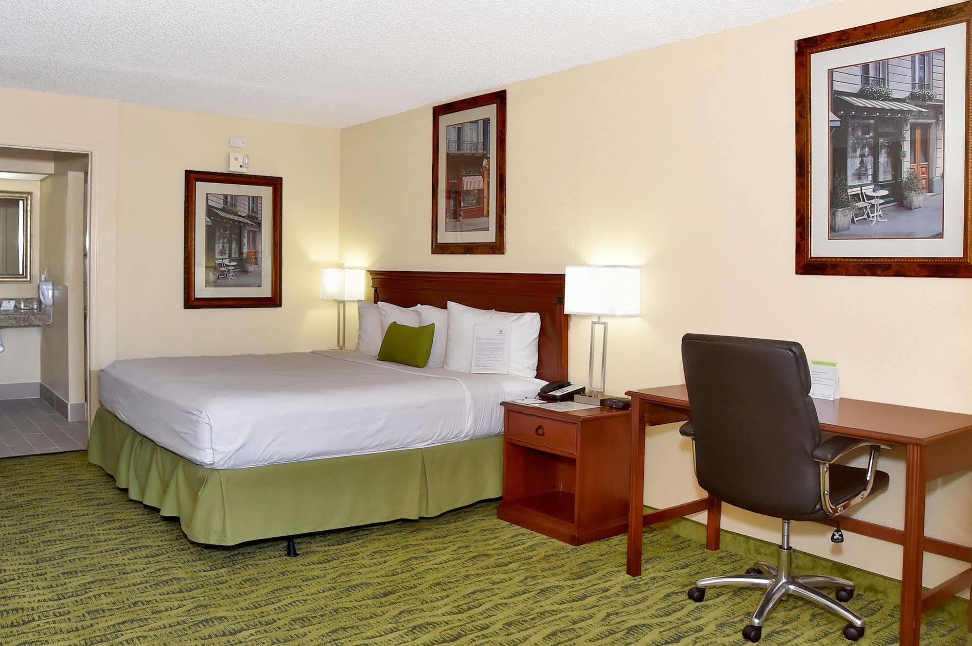 Best Western Orlando East Inn & Suites Exterior photo